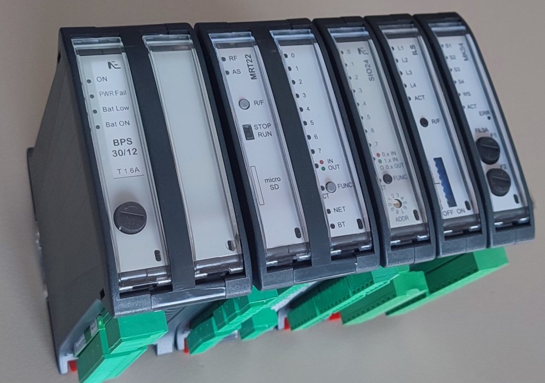 Procesna enota MRT22 z moduli BPS30, SIO24, ILS in MKS4 na DIN letvi.