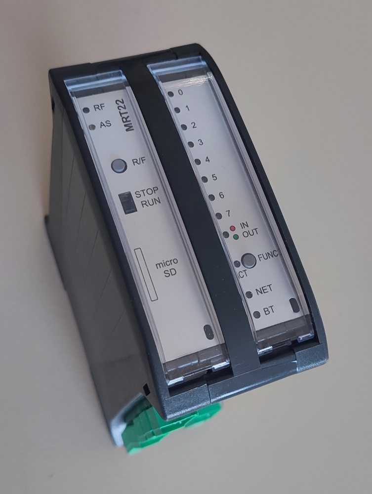 Procesna enota MRT22 z indikatorji in režo za micro SD.