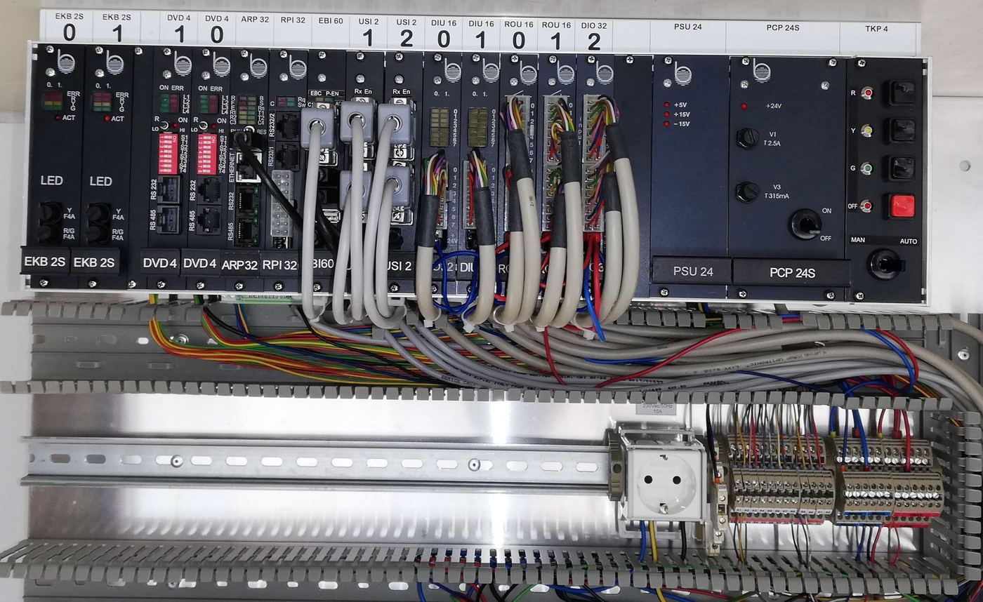 Modularno ohišje krmilnika za predore z moduli v omari.