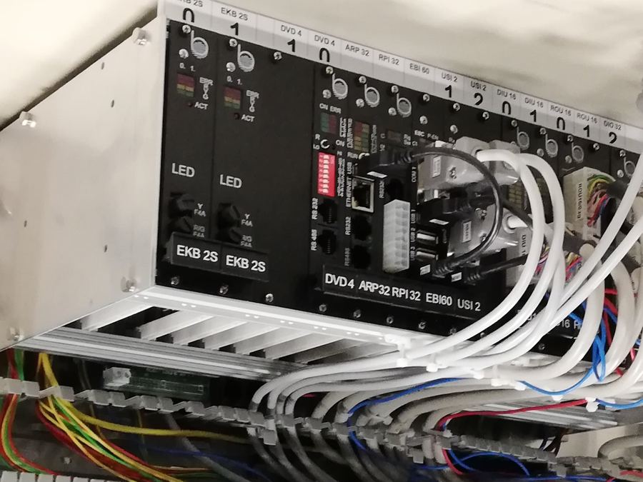 Pogled na modularno ohišje krmilnika za predore s strani.