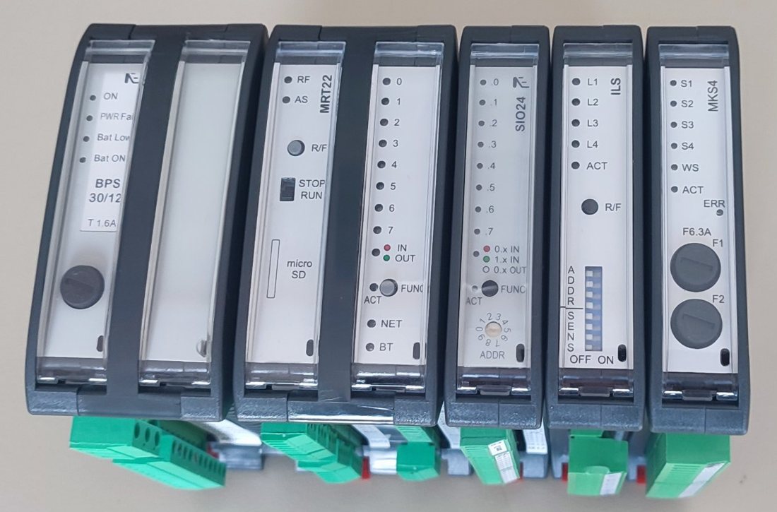 Univerzalni krmilnik: moduli BPS30, MRT22, SIO24, ILS in MKS4 na DIN letvi.
